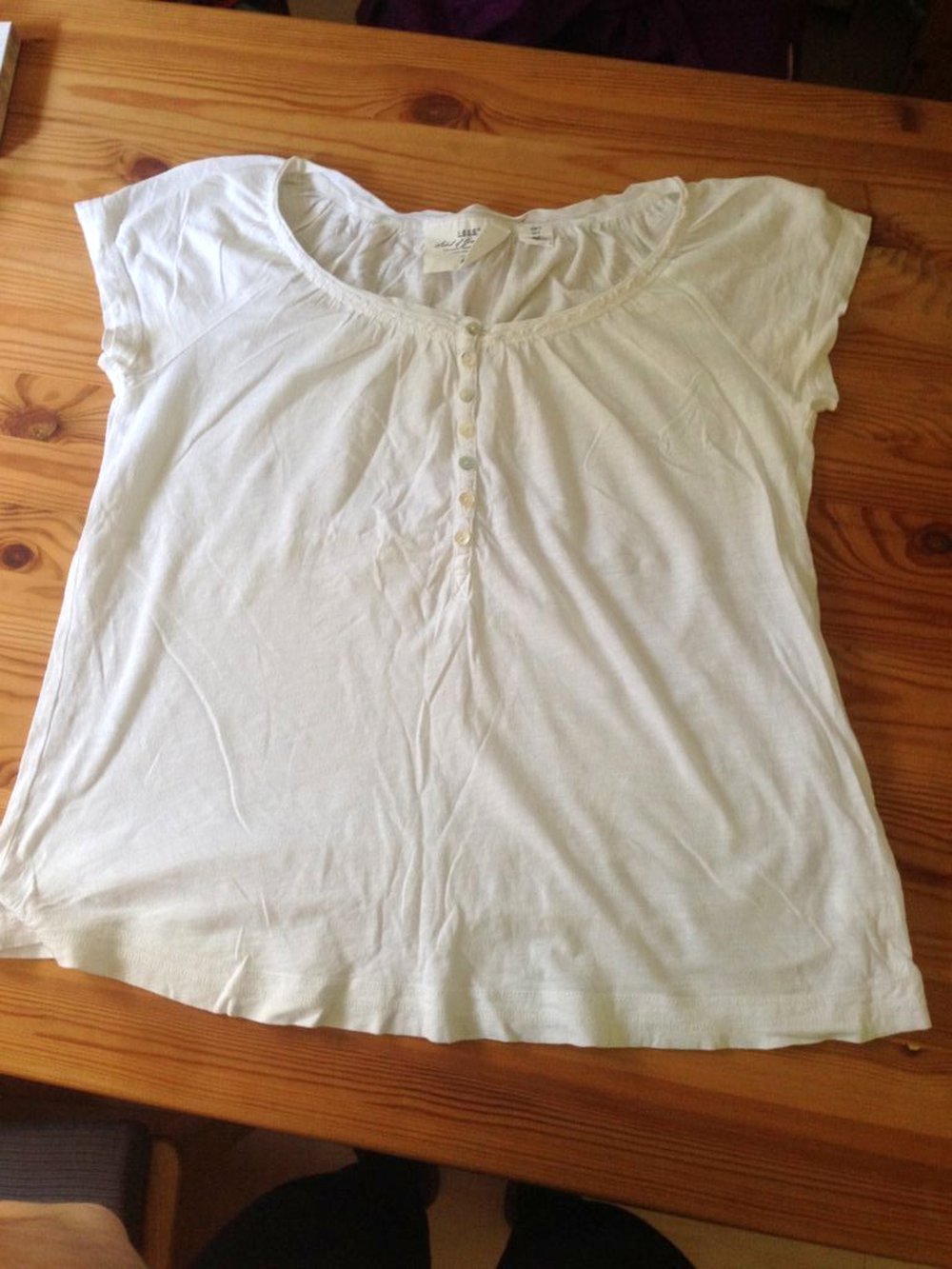 süßes, weißes Top mit Perlmuttknöpfen