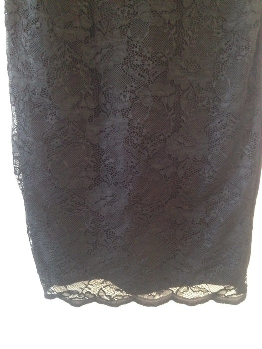 Schwarzes Schlauchkleid aus Spitze