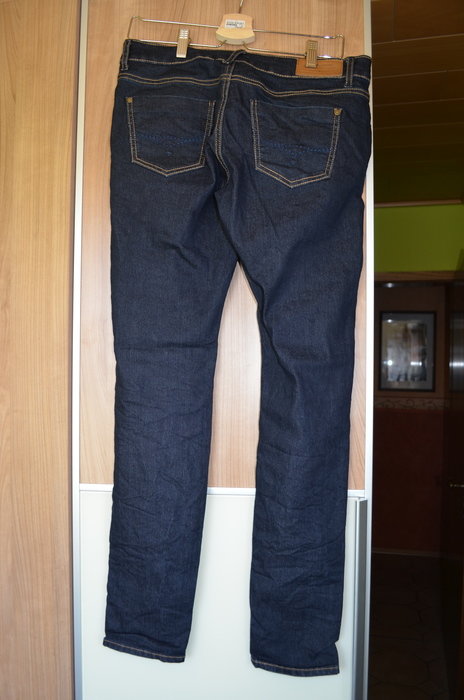 Dunkle Jeans mit Reißverschluss