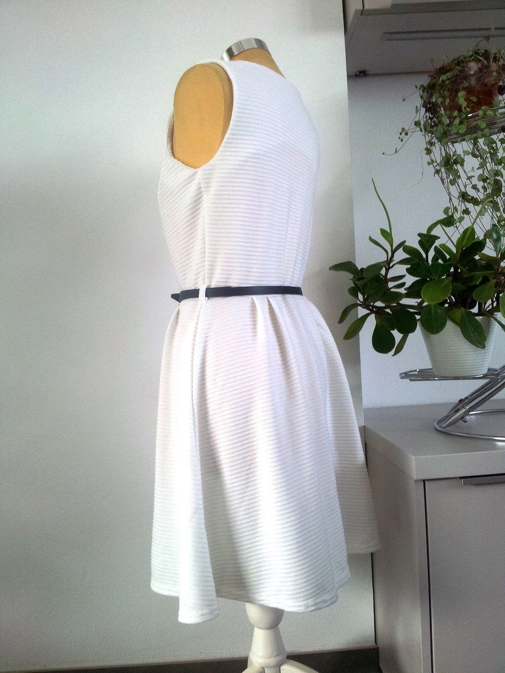 Atmosphäre Weises Kleid Schleifengürtel 