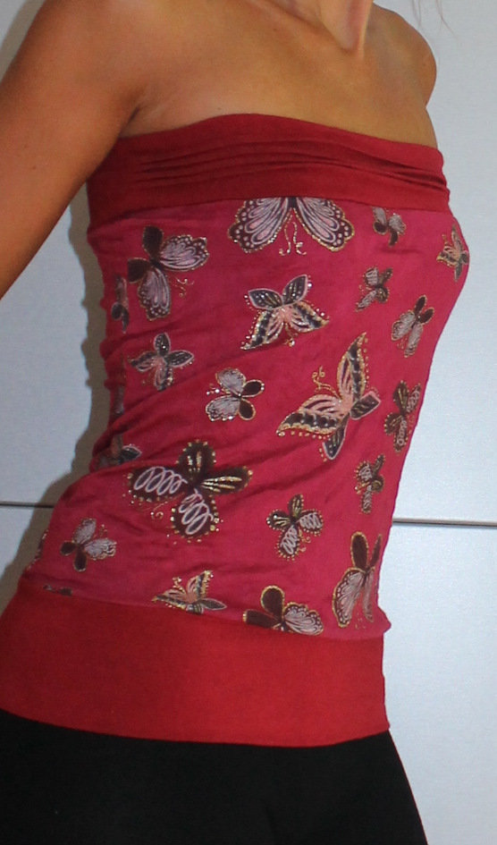 Schulterfreues Top mit Schmetterlingen in weinrot