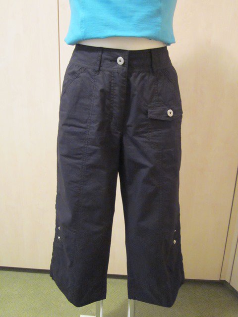 Schwarze 3/4-Hose von She mit vielen Details