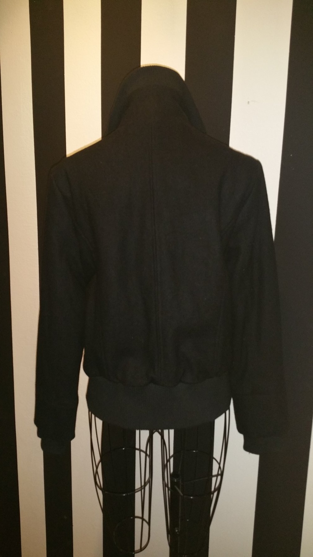 Jacke, schwarz mit goldenem Reißverschluss & Knöpfen