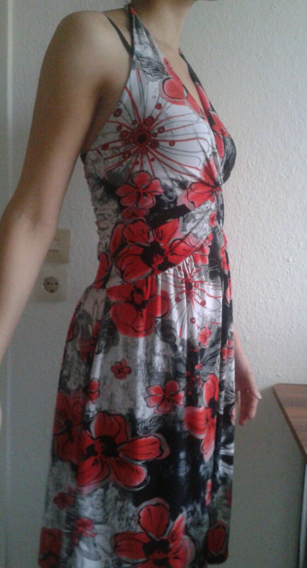 Neckholder-Kleid mit roten Blumen :: Kleiderkorb.de