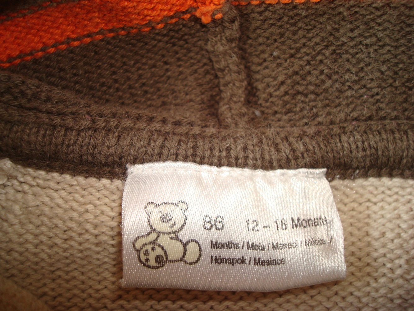 schöne Strickjacke mit Kapuze Gr. 86