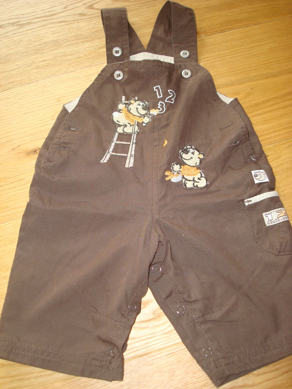 süße Latzhose für kleine Jungen