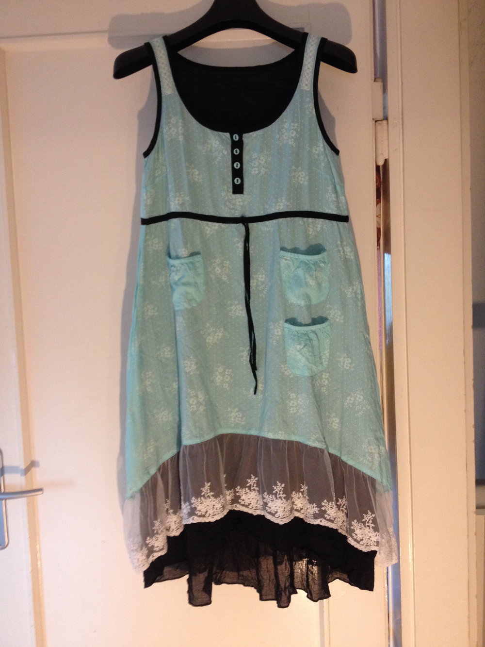 Verspieltes Kleid mit Spitze (Hellblau, Schwarz, Weiß)