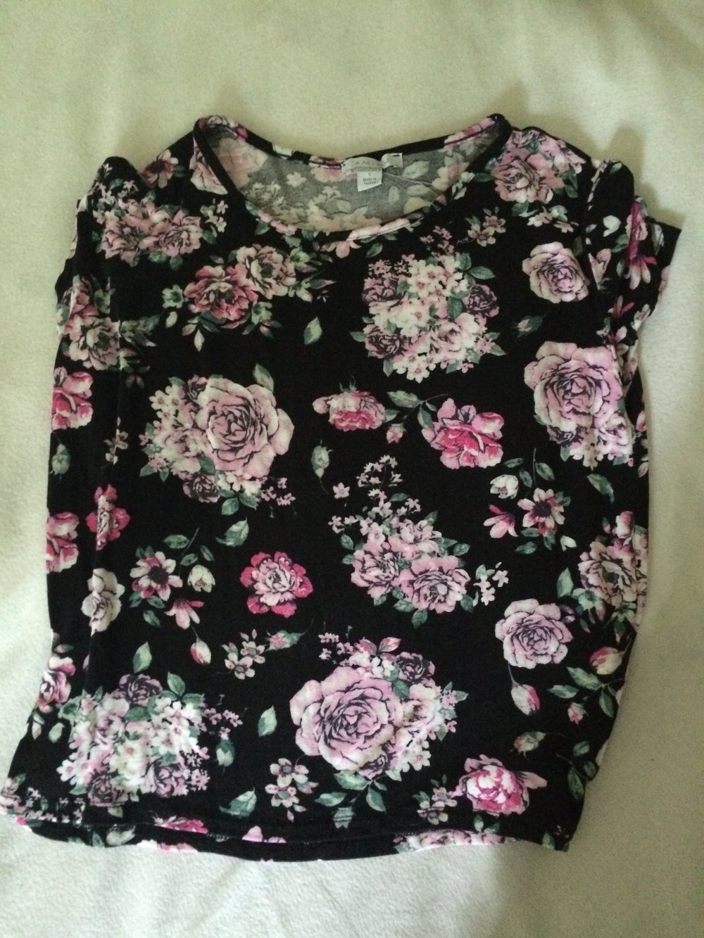 Shirt mit Rosen, schwarz Größe S Amisu