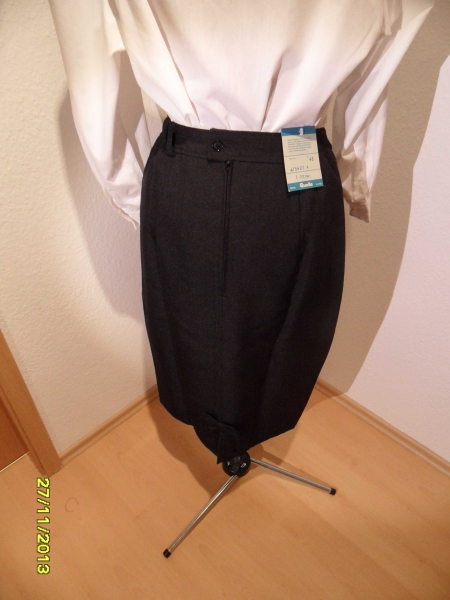 schwarzer Rock mit Schleife original und neu von Quelle! Größe 40, sehr selten