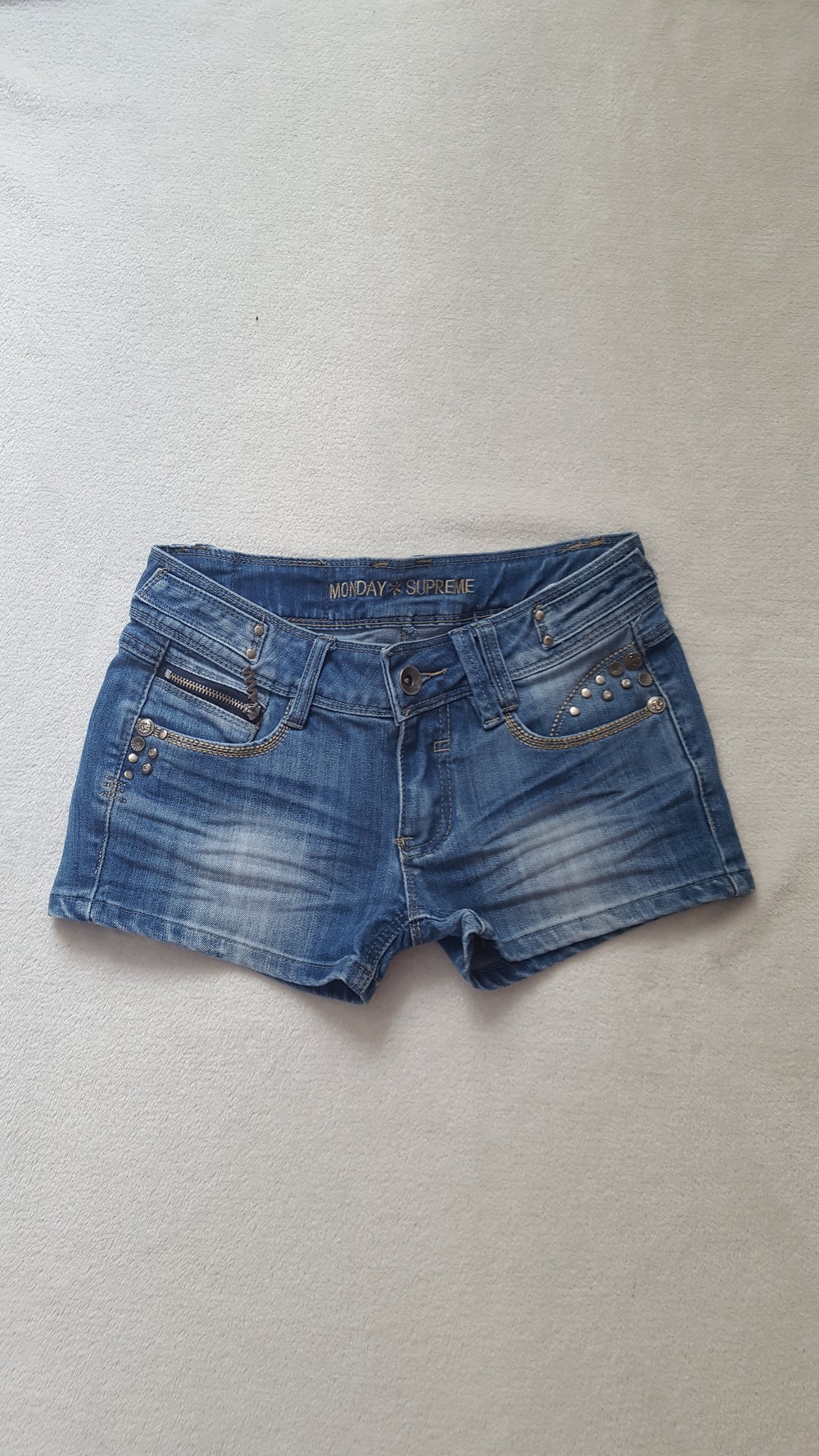 Jeanshotpants mit Nieten