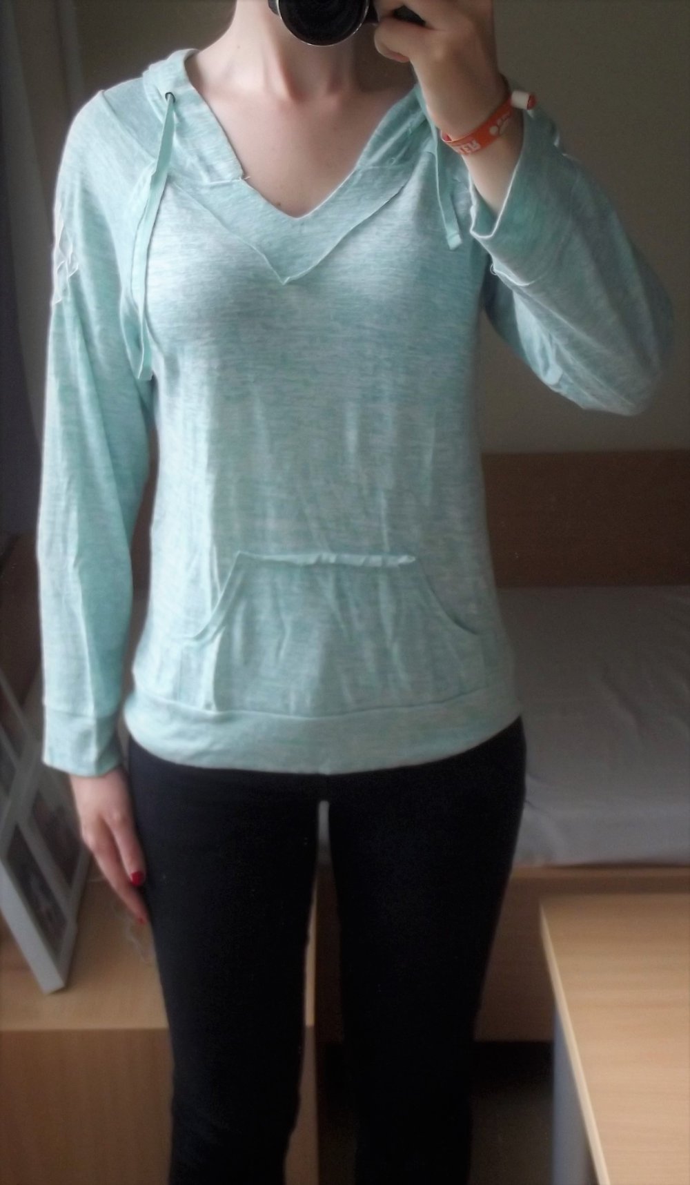 Hellblaues Oberteil mit Kapuze
