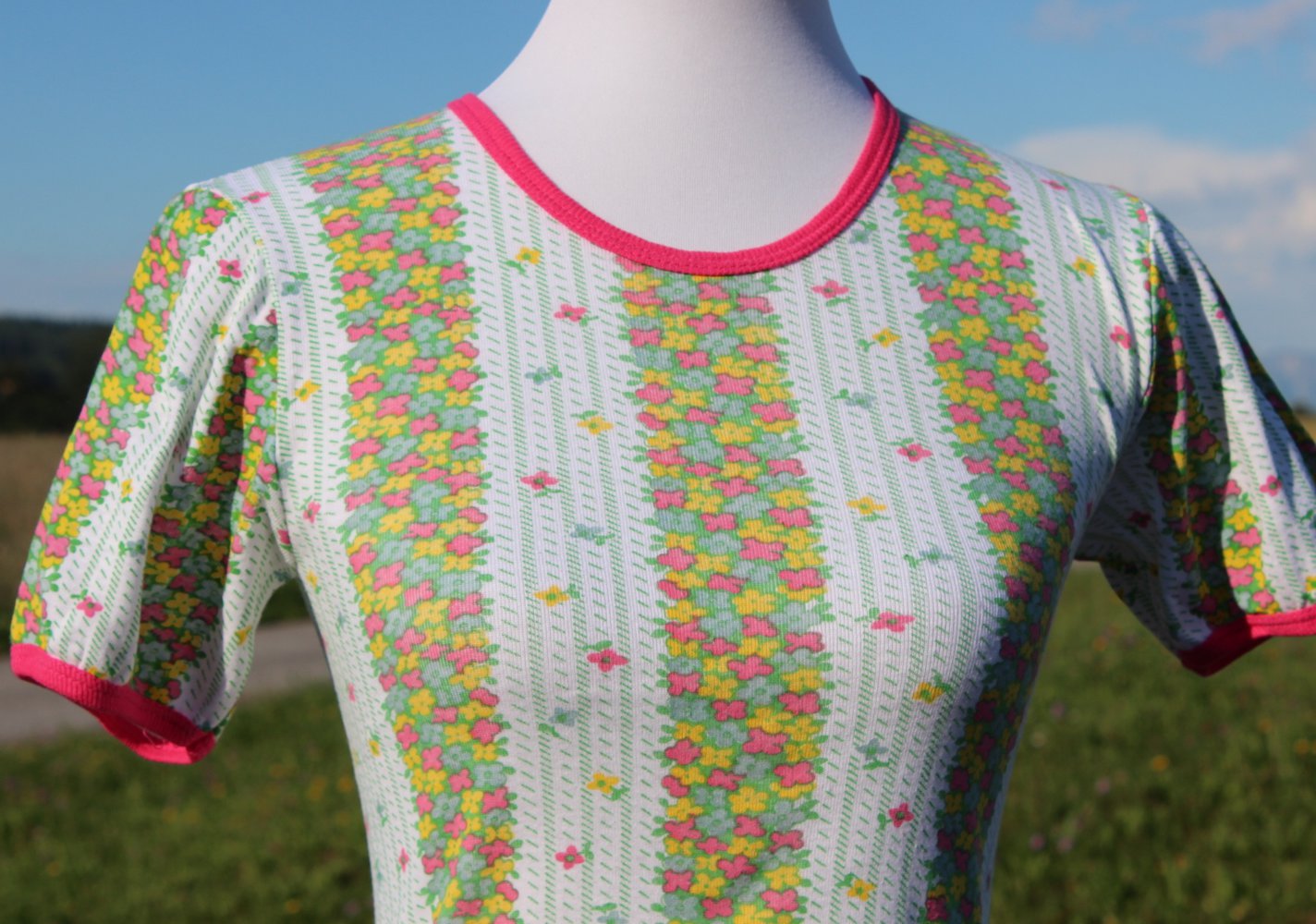 weißes Vintage T-Shirt (Unterhemd?) mit Blumenmuster, ca. Größe 34-36