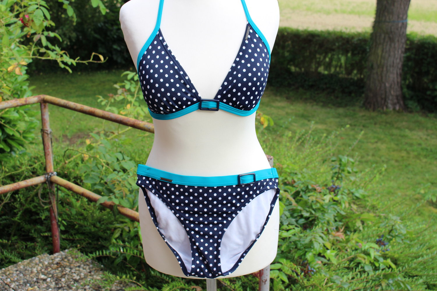 weiß, blau gepunkteter Bikini mit blauem Rand