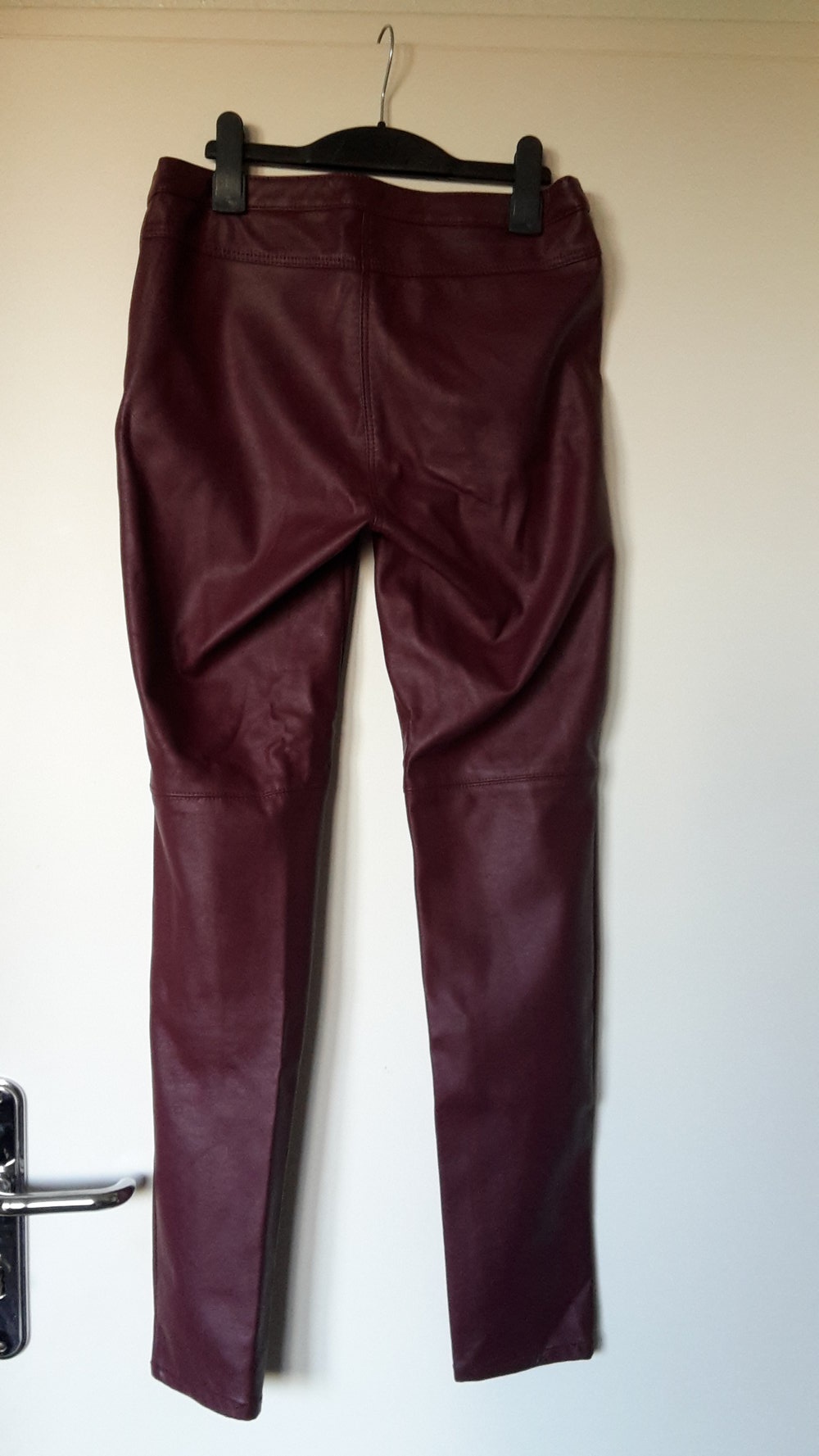 Neue, schöne, rote Lederhose