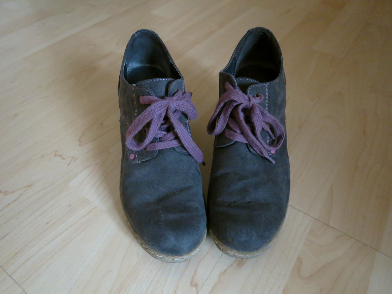 Keilabsatz-Stiefeletten in dunkelgrau mit lila Schuhbändeln, Gr. 38(,5)