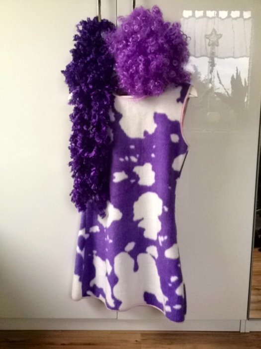 Milka-Kuh Kostüm mit passender Perücke und Boa