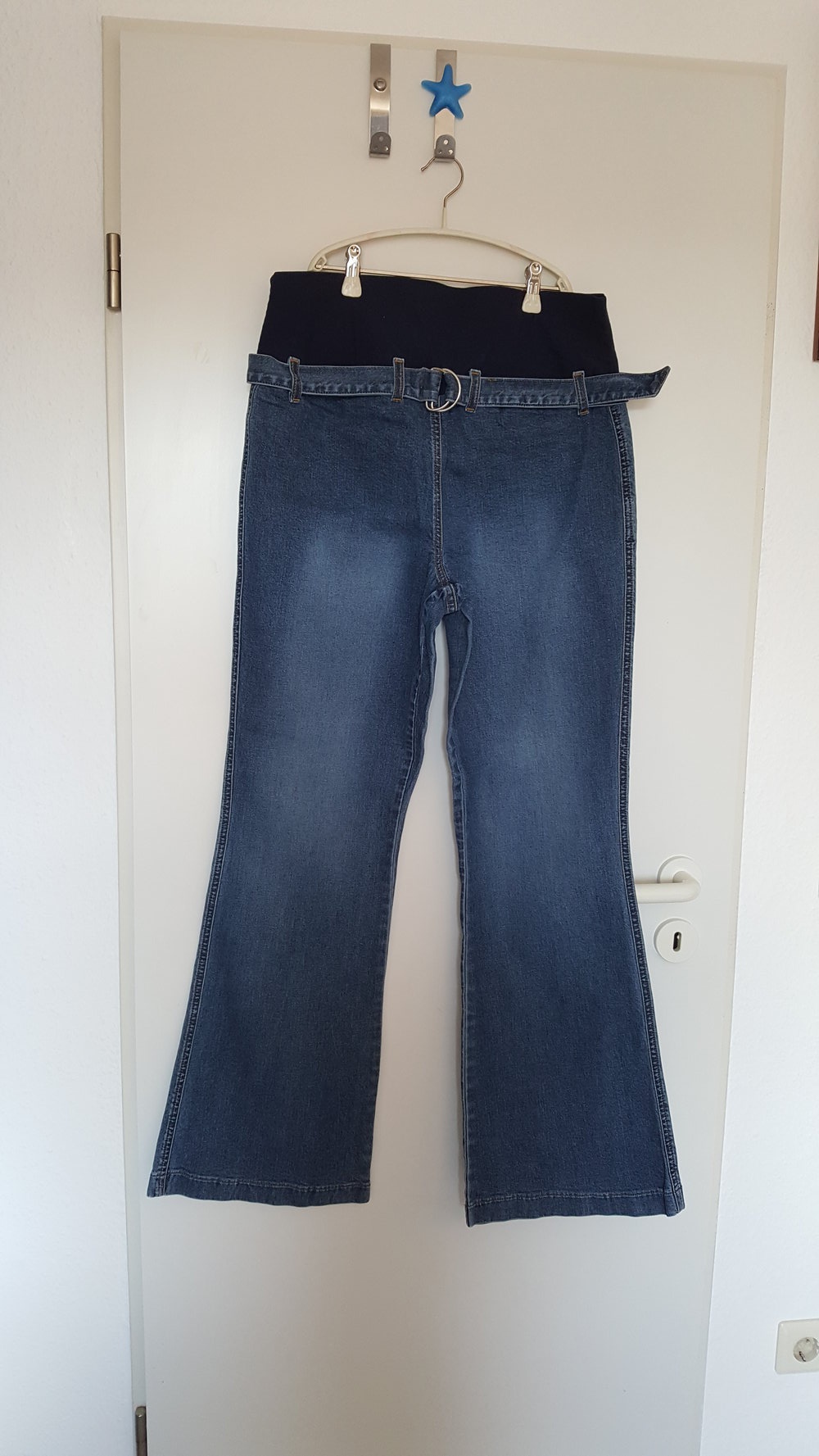 454. Umstands-Jeans mit Gürtel, Gr. 40, blau