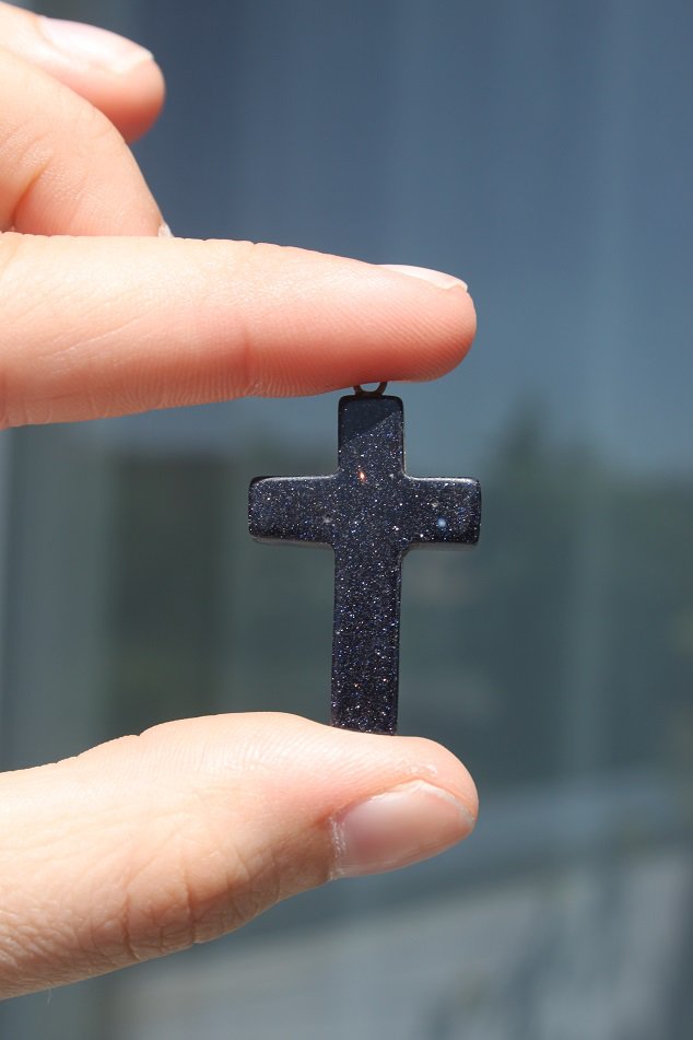 Nächtlicher Sternenhimmel in Kreuzform (z.B. für eine Kette)