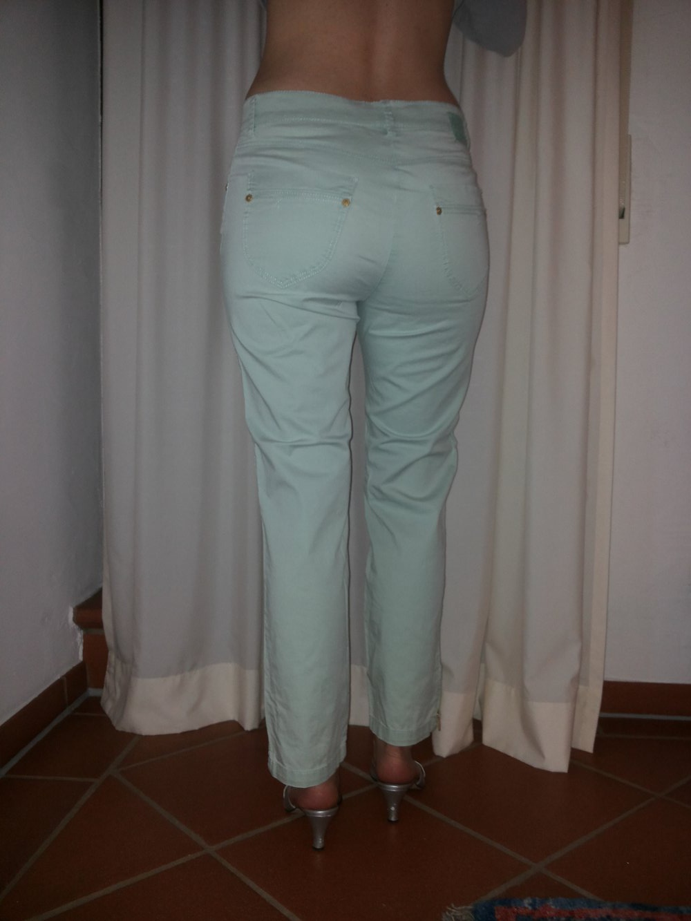 Türkisne dünne Röhrenhose von TONI, Modell Annabel, mit goldenen Reißverschlüssen unten