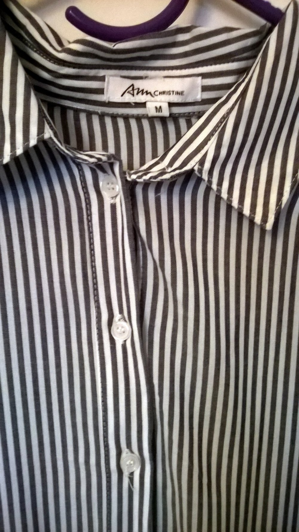 grau-weiß-gestreiftes Hemd
