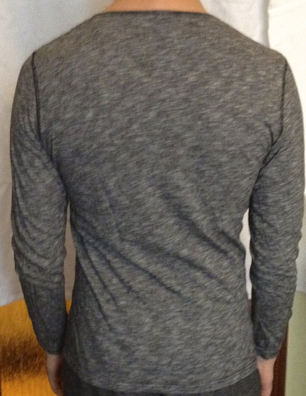 Langärmliges Oberteil mit Knöpfen