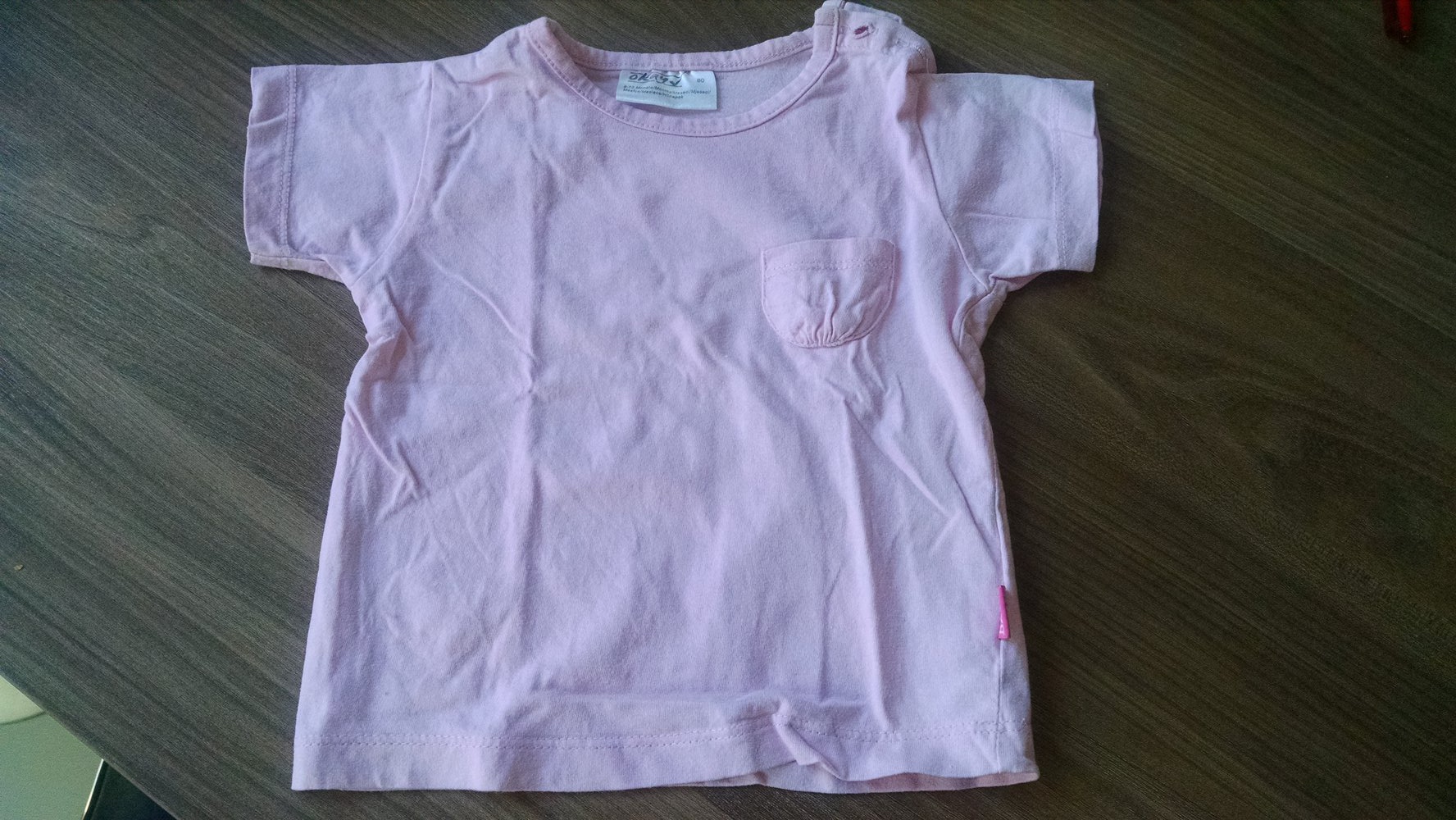 Rosa T-Shirt mit aufgesetzter Tasche Gr. 80