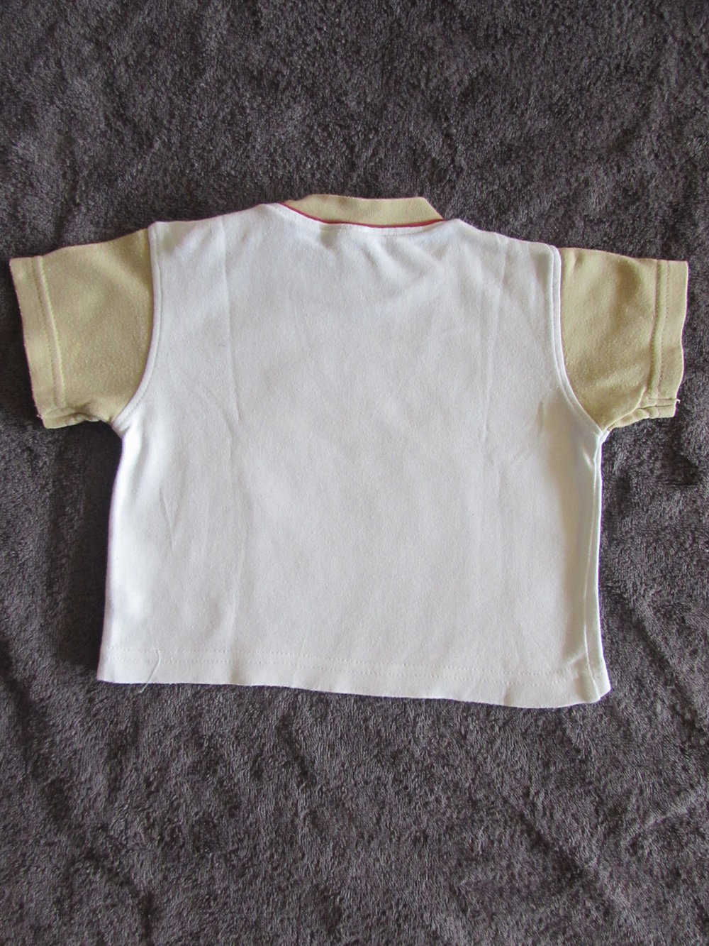 beige-weißes T-Shirt 