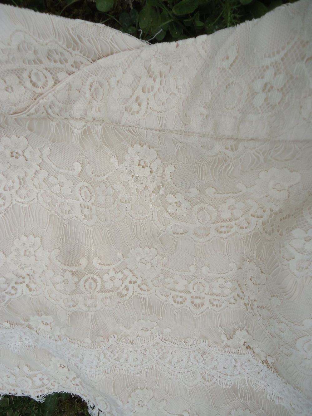 Beiger Minirock von Amisu, aus edler Spitze