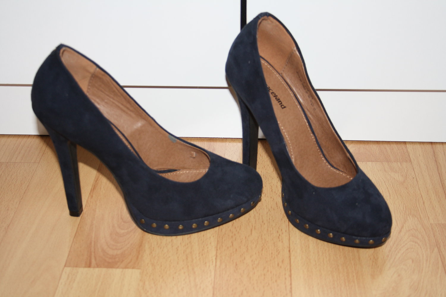* dunkelblaue Nieten Pumps