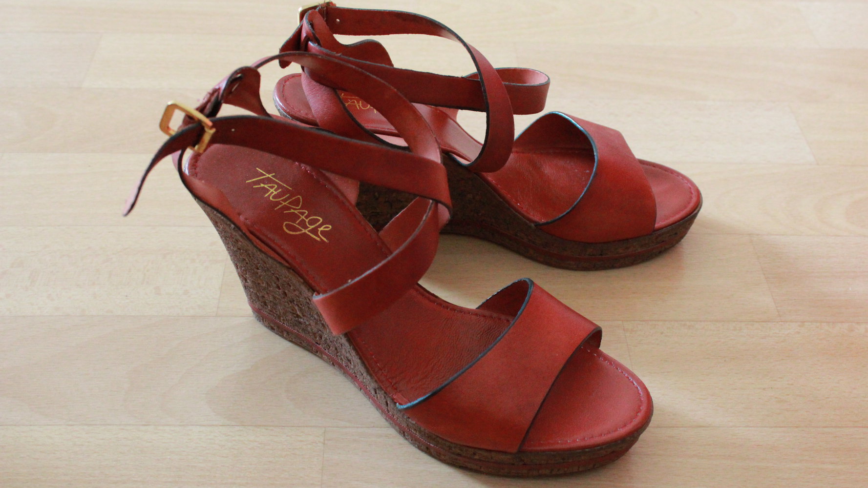 Rot-braune Lederwedges