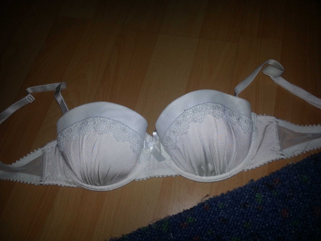 Weißer Balconett BH 75A