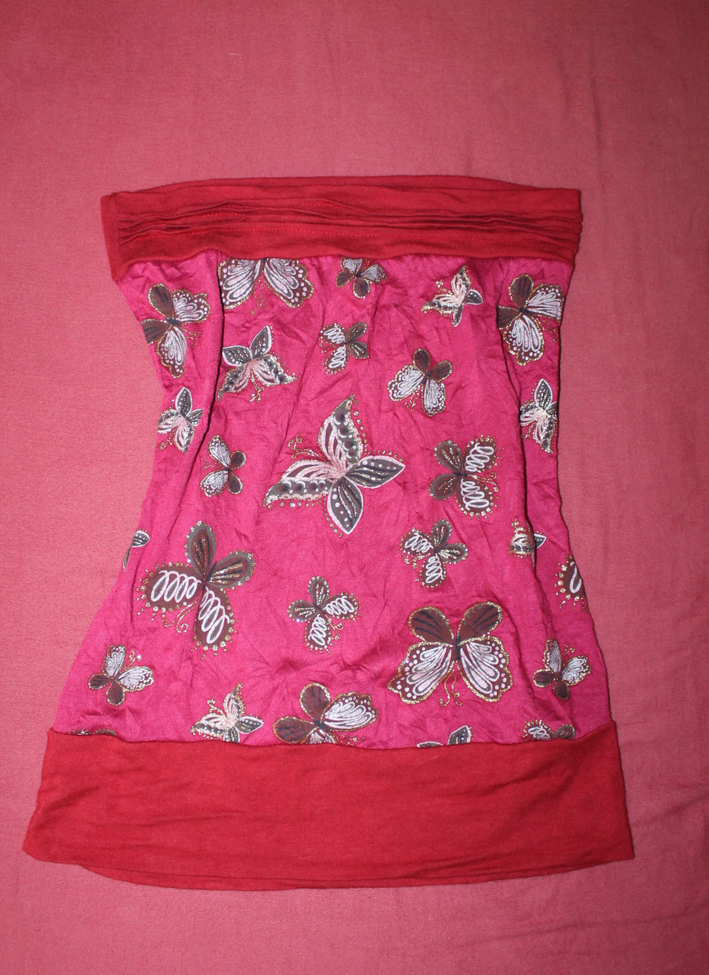 Schulterfreues Top mit Schmetterlingen in weinrot