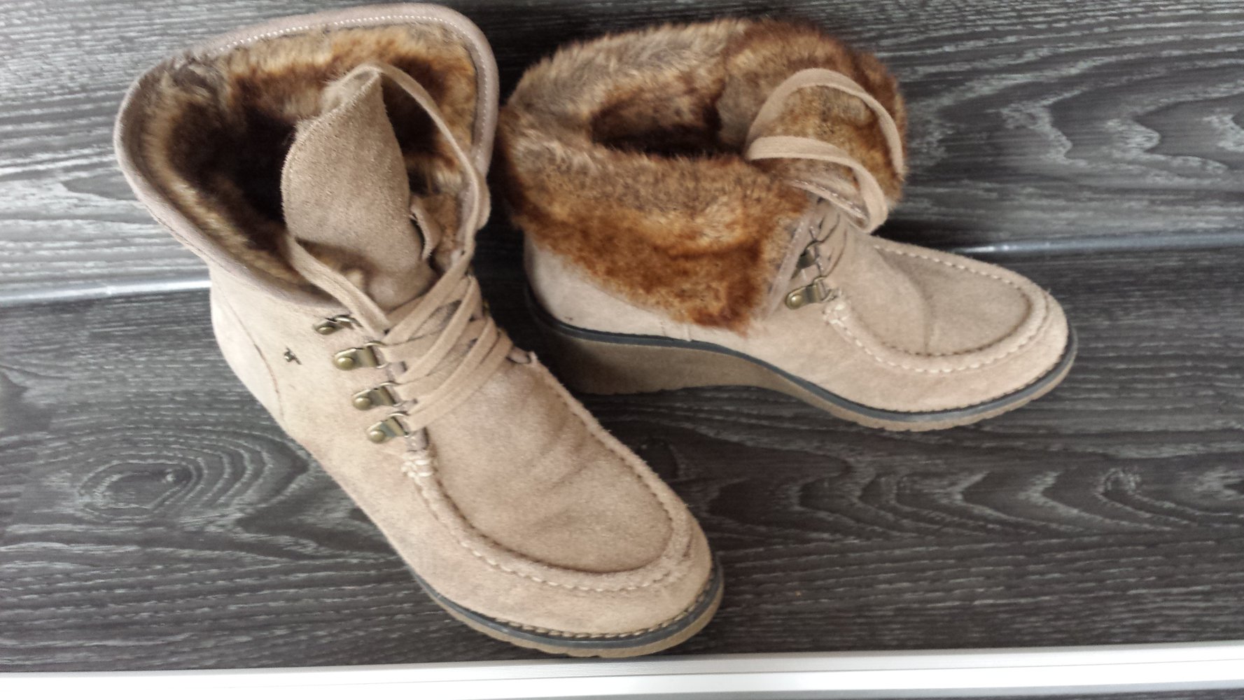 Beigefarbener Wedges mit Fell in Größe 40