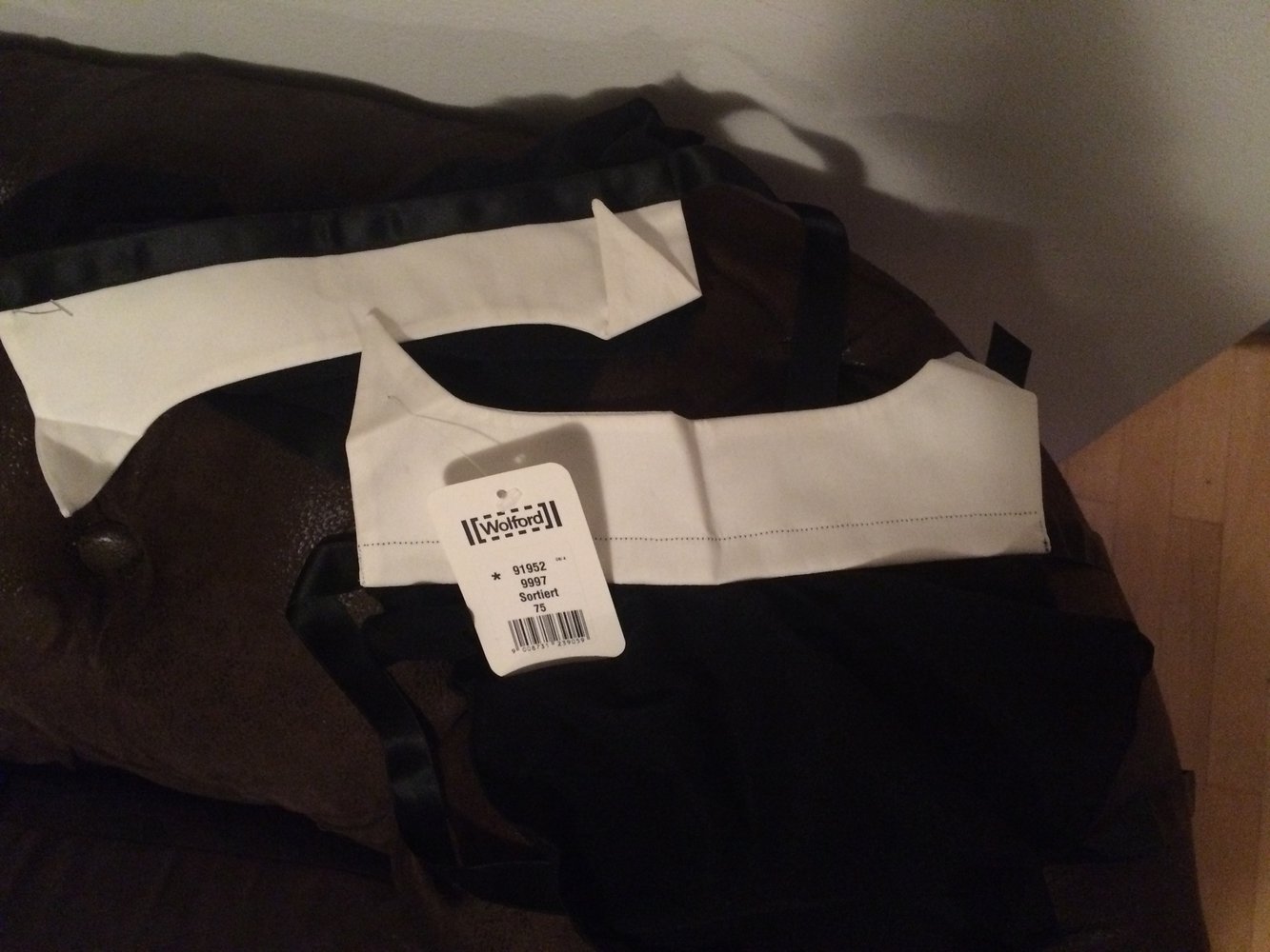 Gaiters schwarz hemd kragen