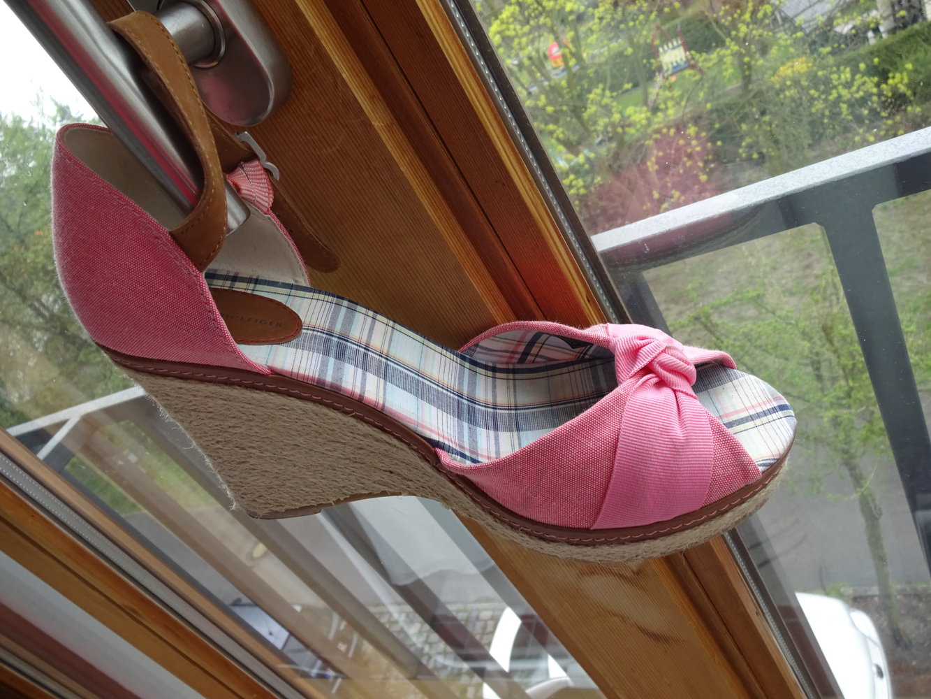 Wie neu! Tommy Hilfiger Wedges Sommerschuhe Sandalen Peeptoes Keilabsatz pink rosa Gr. 40