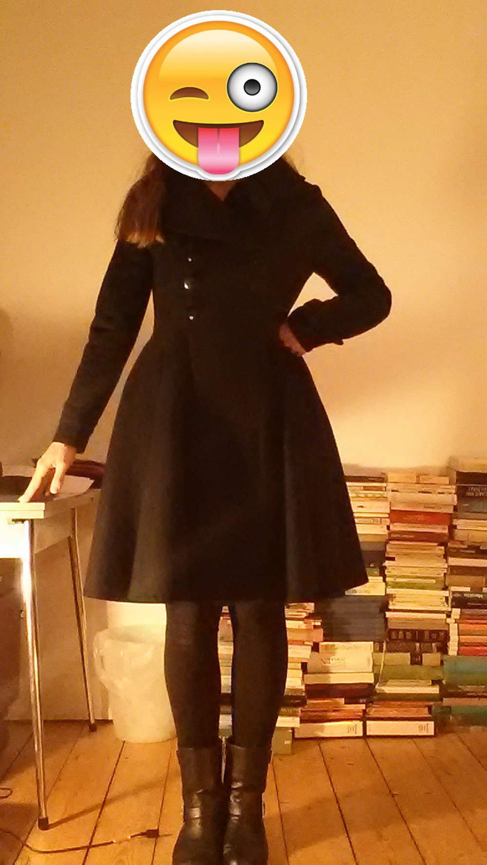 Eleganter, ausgestellter schwarzer Wintermantel im altmodischen Stil