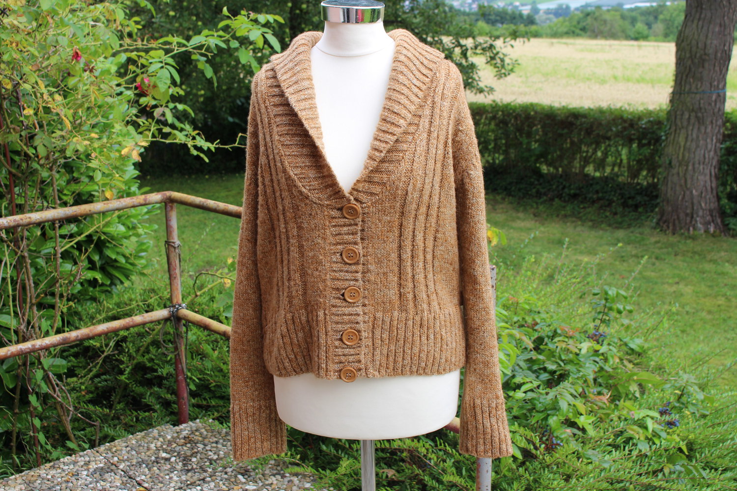senffarbener bequemer Strickpulli