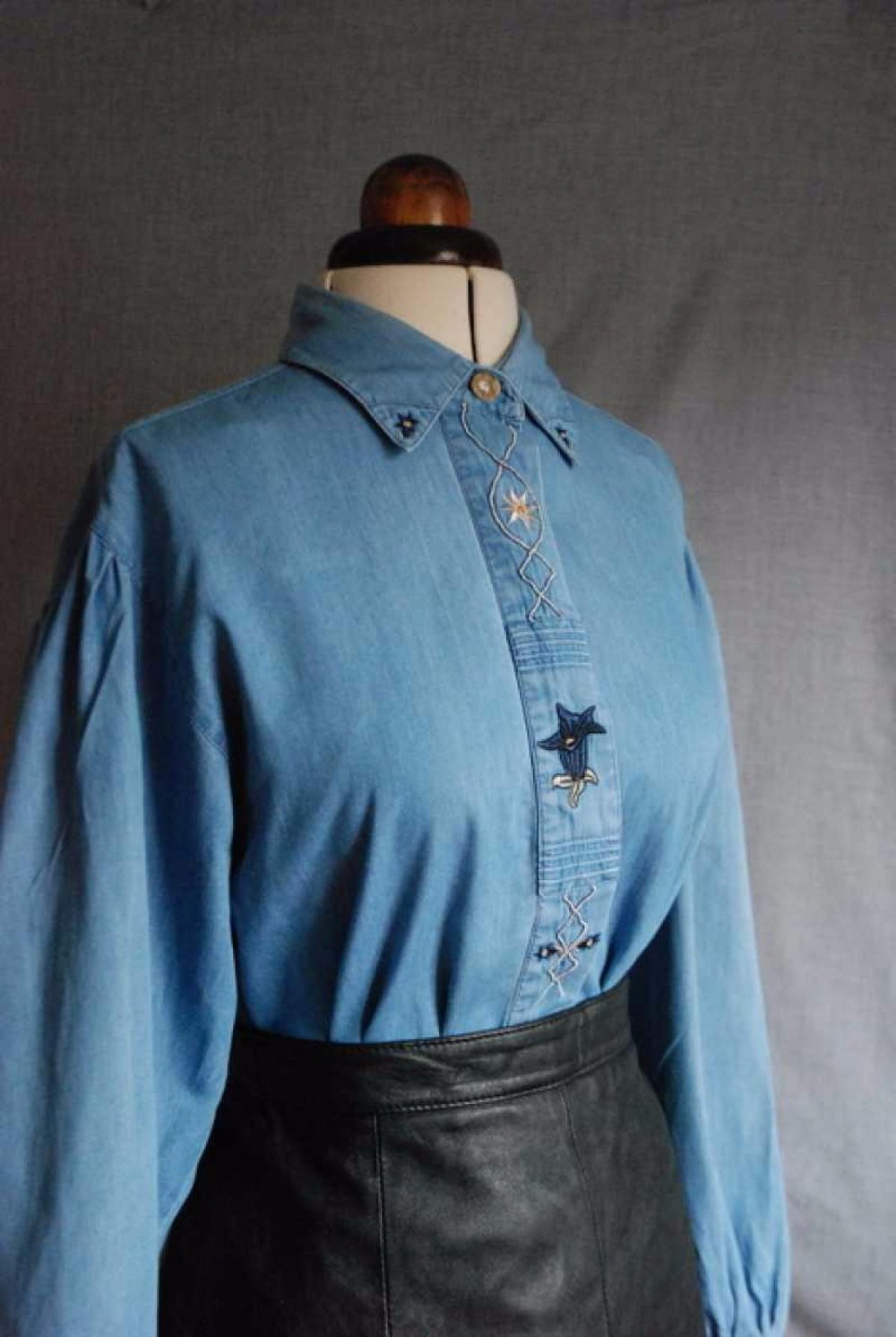 Vintage Jeanshemd mit Stickereien 