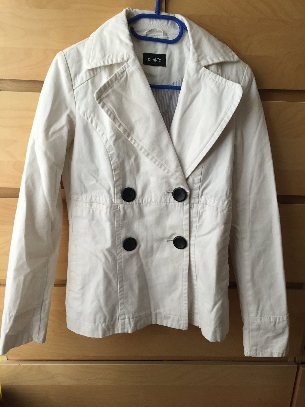 Weißer taillierter Kurzmantel