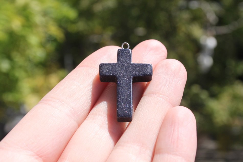 Nächtlicher Sternenhimmel in Kreuzform (z.B. für eine Kette)