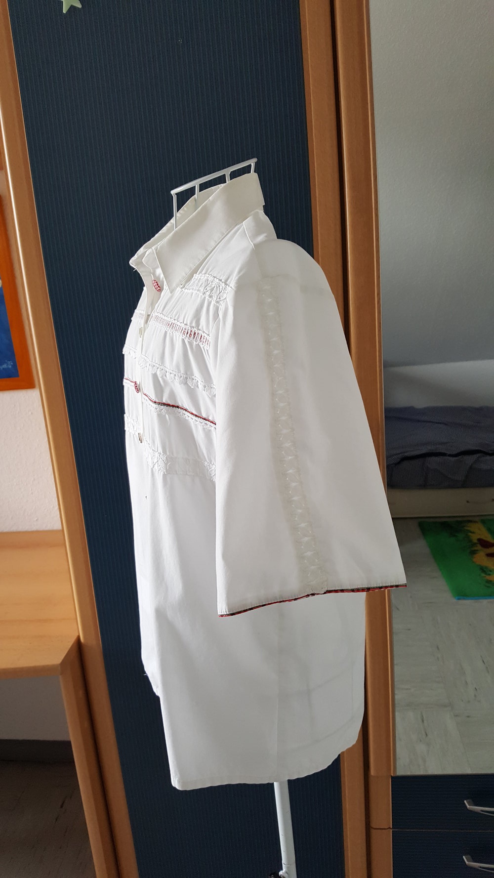 441. Festliche weiße Trachten-Bluse, Gr. 36-38