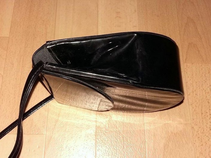 kleine Tasche / Umhängetasche / Schultertasche * schwarz / Lack * halbrund * Vintage