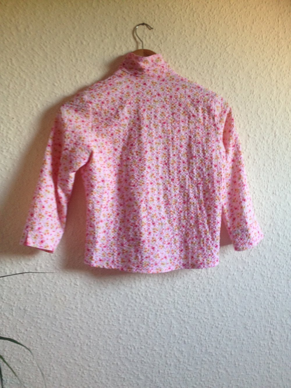 pinke Bluse mit Blumenmuster