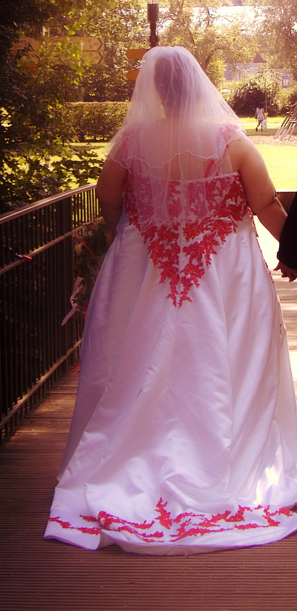 Bruatkleid Übergröße rot Stickerei Pailletten Schleppe Reifrock Schleier Bolero Herzausschnitt