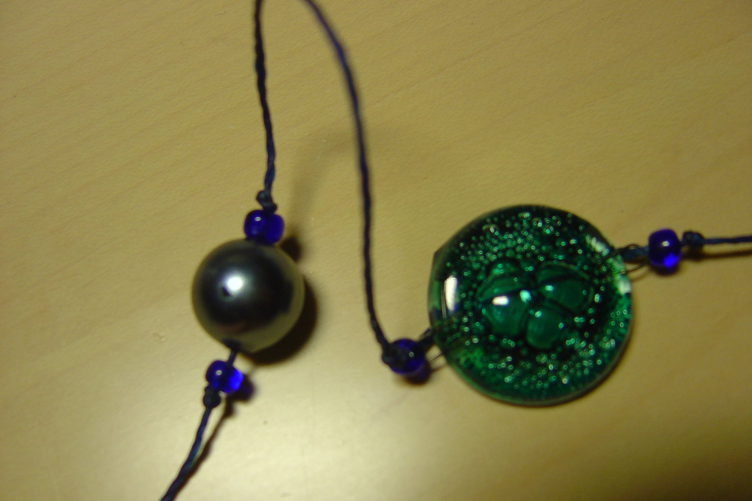 Lange Kette mit Glasperlen