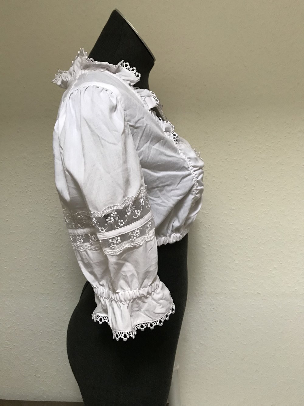 Dirndlbluse mit Rüschen