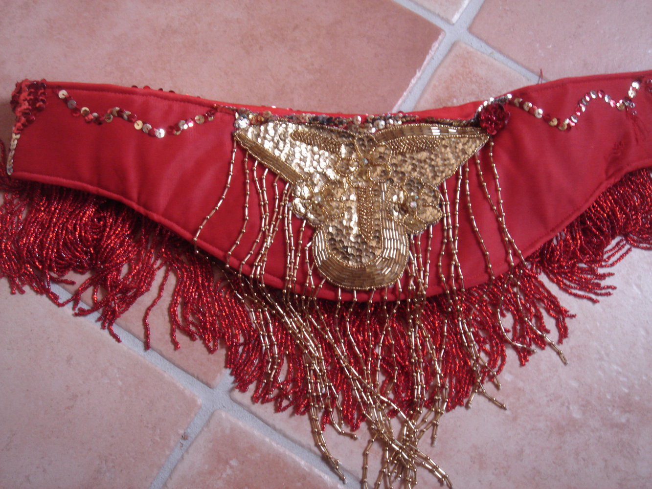 wunderschöner selbstgemachter bauchtanzgürtel liegt toll auf den hüften