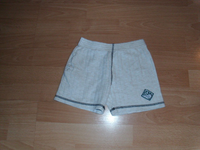Kurze Hose von Kecki, wollweiß mit Emblem, Gr. 98 