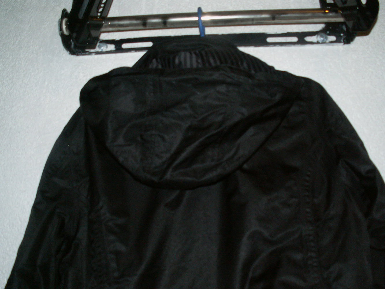 schwarze lange Übergangs-Jacke mit Kapuze