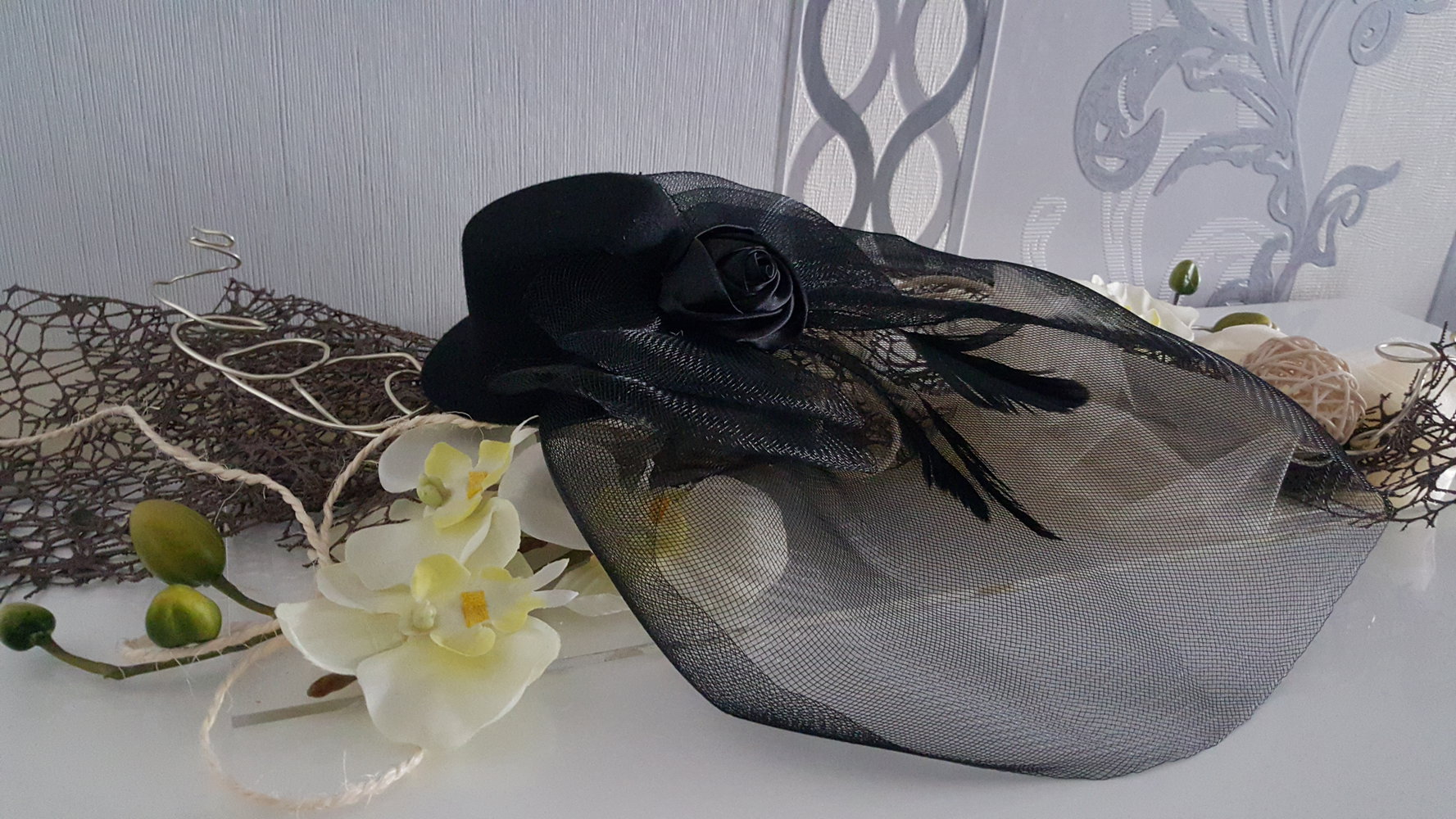 Burlesque Hut Rose mit Federn und Tüll Gothic Cosplay Fotoshoot Haarschmuck